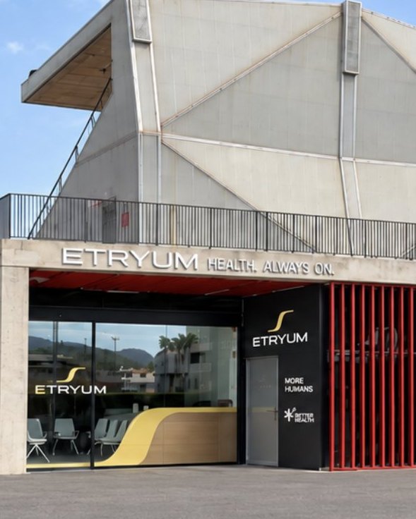 Edificio de ETRYUM en el Estadio Camilo Cano de La Nucía, con el rótulo «ETRYUM Health. Always On.» sobre la entrada.