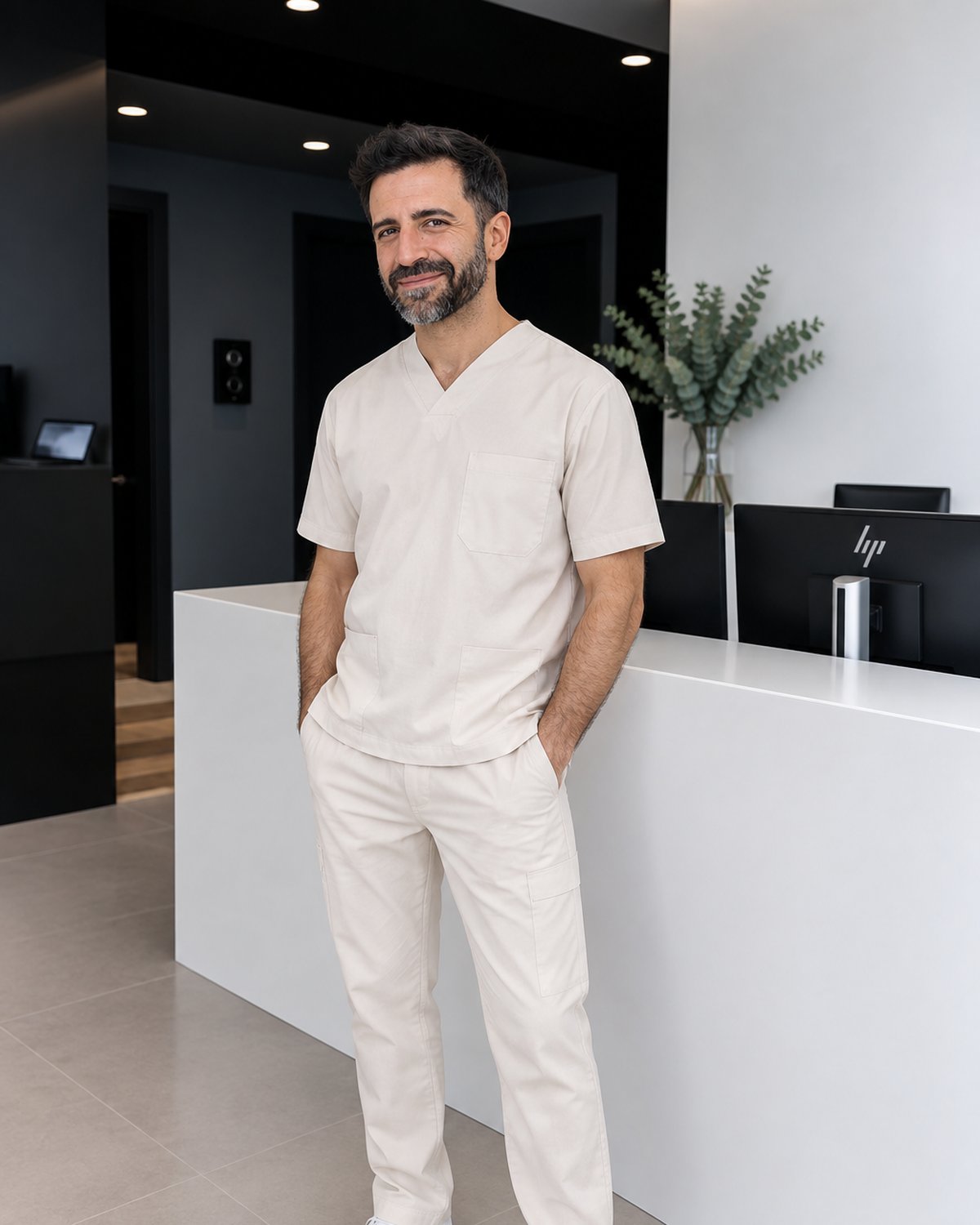 Cristóbal Becerril, Spezialist für klinische Psychoneuroimmunologie bei ETRYUM, am Empfang der Klinik.