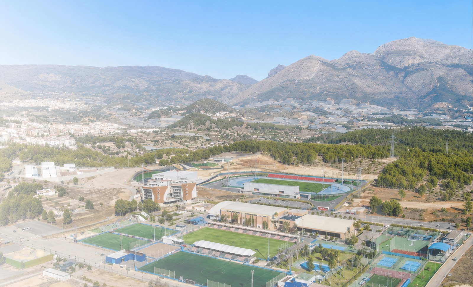 Vista aérea de la Ciudad Deportiva de La Nucía, con sus campos e instalaciones frente a las montañas de Alicante.