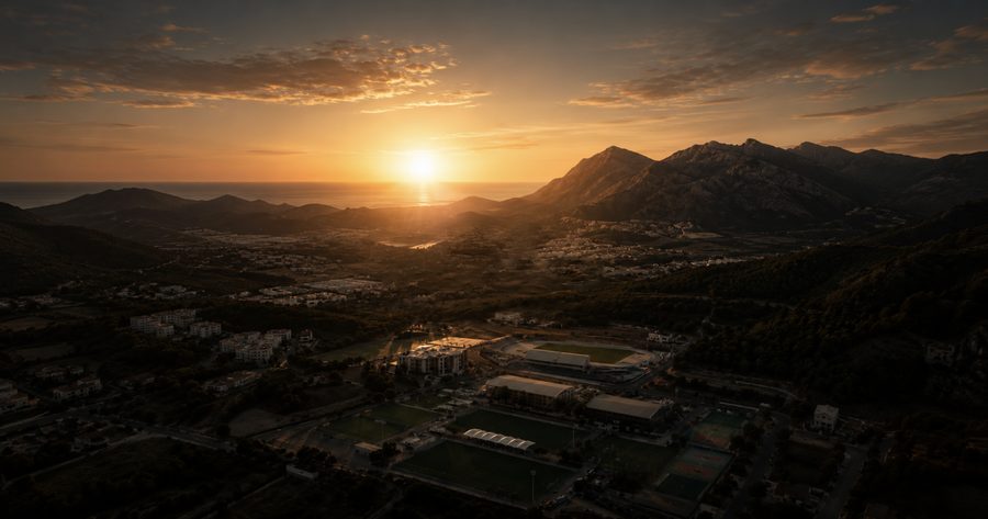 Die Ciudad Deportiva Camilo Cano bei Sonnenuntergang, zwischen den Bergen von La Nucía und dem Mittelmeer.