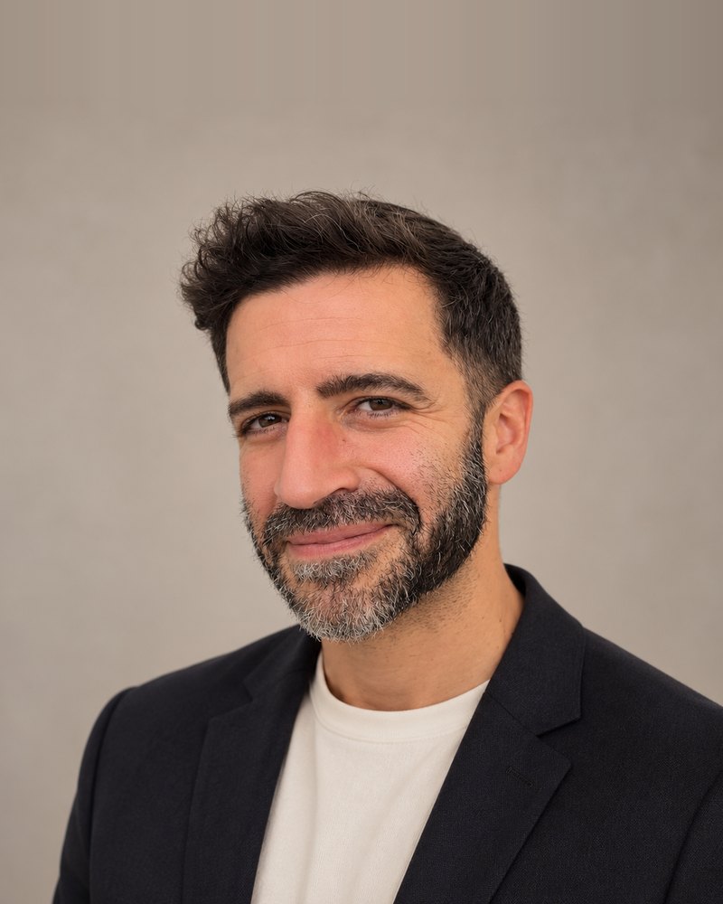 Portrait of Cristóbal Becerril, who leads psychoneuroimmunology at ETRYUM.