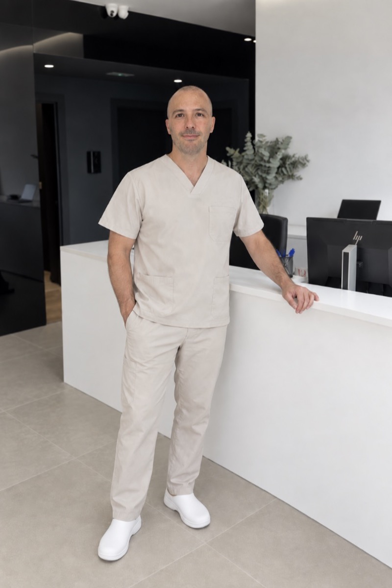 Dr Pablo Clemente, ETRYUM orthopaedic surgeon, at the clinic.