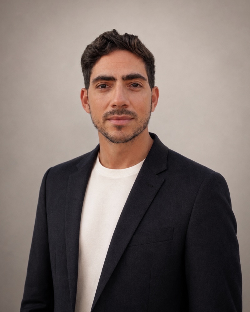 Porträt von Emmanuel González, verantwortlicher Arzt für Führungskräftegesundheit bei ETRYUM.
